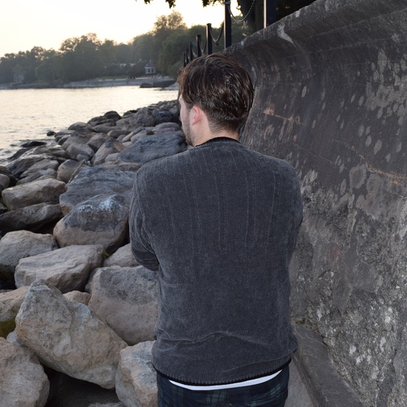 SUPER cozy, soft knit v neck sweater. unisex - Picture 3 of 3